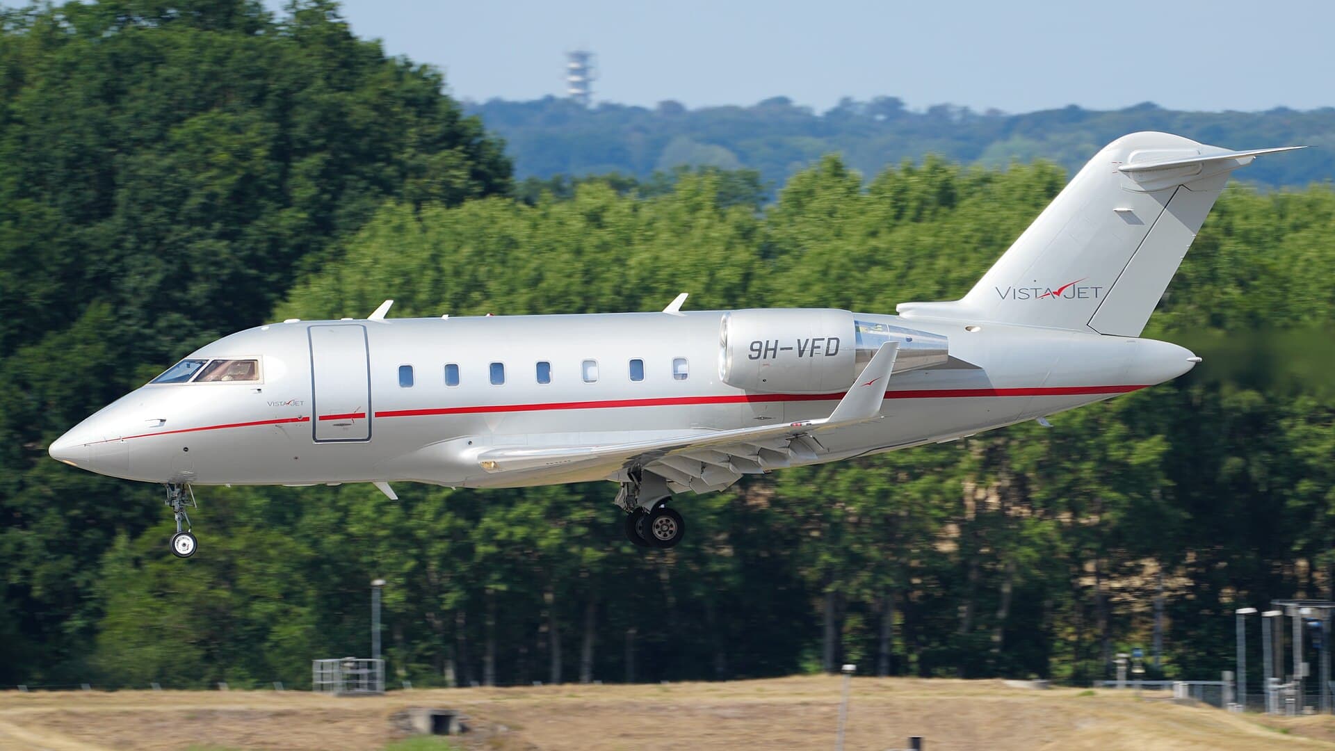 A Challenger 605 on the ground